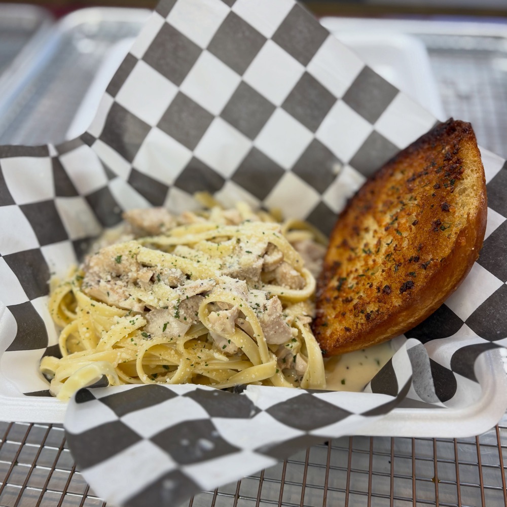 Fettuccine alfredo with chicken and garlic bread