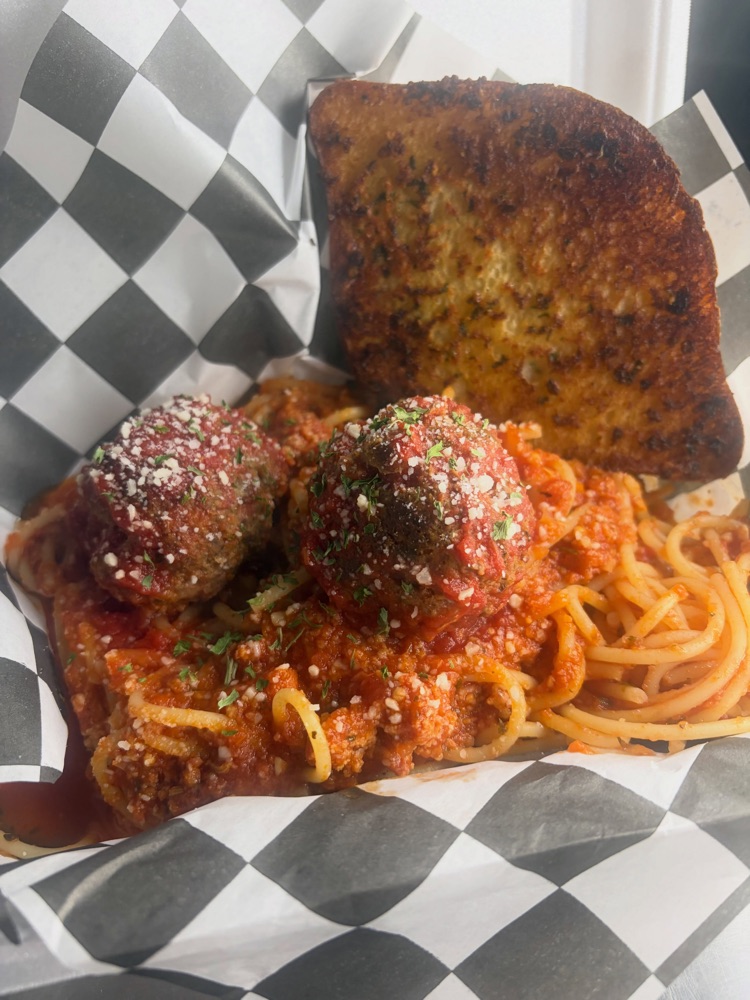 Spaghetti and meatballs in red sauce with garlic bread